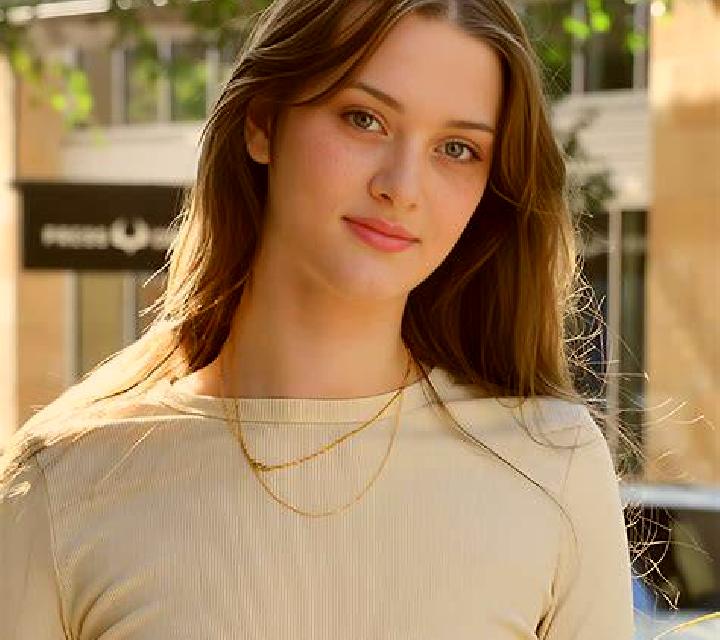 Olivia Lonquimay escort